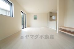 家族が集まる開放的なリビング。思い思いの時間を過ごしたり食事をしたり、素敵な団らんの場になりますね。 