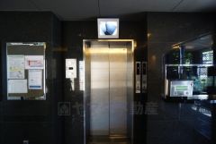 エレベーター完備。重たい荷物を持っていても楽に上り下りできますね。週末にまとめ買いしても安心です。