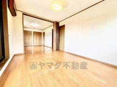 バルコニーに面した洋室です。大きな窓からやわらかな陽が差し込む明るいお部屋です。