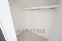 ウォークインクローゼットには扉を付けていないので部屋がより広く感じられますね。 使用頻度が少ないものは枕棚の上に、足元には3段ボックスを置いて、フル活用できますね＾＾