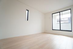 主寝室としてお使いいただけそうなこちらのお部屋は、日当たりが良く、爽やかな風を感じて起きる朝は、快適生活の始まりに。
