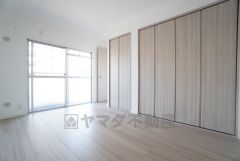 主寝室としてお使いいただけそうなこちらのお部屋は、日当たりが良く、爽やかな風を感じて起きる朝は、快適生活の始まりに。