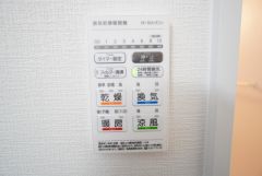 浴室暖房乾燥機には、暖房、乾燥、涼風、換気の4つの機能が付いています。タイマー付きです。換気・雨の日の洗濯も安心です＾＾