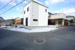 閑静な住宅街の角地＾＾前面道路は約4ｍと広くはないですが、角地なので開放感がありますね＾＾