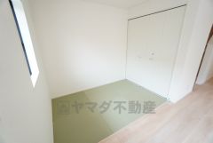 リビング隣には、ホッとできるタタミコーナーを用意。客間としてはもちろん、お子様のお昼寝スペースや書斎としても活躍してくれそうです＾＾ 