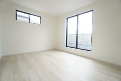 ご夫婦お二人のプライベートシーンを演出する寝室はクローゼット付き。バルコニーに面しており、明るい陽射しが差し込みます。