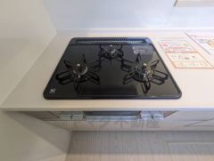 3種類の料理が同時に調理できる、3口ガスコンロ。忙しい夕食の支度時間が短縮できて効率よくお料理が楽しめます。