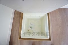 キッチンに床下収納があります。長期保存ができるもの、調理器具、防災グッズを入れておくのもいいですね。