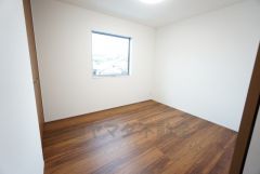 約6帖の洋室。家具を選ばないナチュラルな色合いの壁紙とフローリングです。