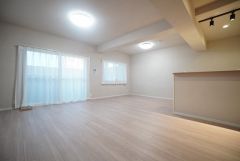 大きな掃き出し窓のあるリビングは、陽光あふれる明るい空間です。ゆったりと寛げる憩いの場となりそうです。