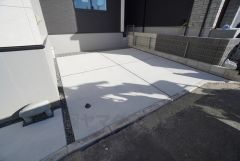 駐車スペースはゆとりある2台分を確保。マイカー用に、お客さま用に、余裕を持ってご利用いただけます。