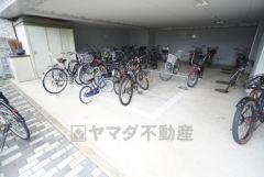 駐輪場スペース付き。 移動や買い物時に自転車の出し入れが便利で、防犯性も高く、雨風から守られます＾＾