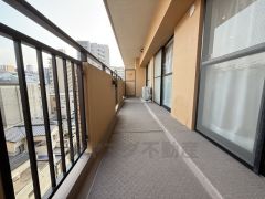 南東向きで陽当たりの良いバルコニーです。お洗濯やお布団干しはもちろん、日光浴スペースにも＾＾ 天気のいい日にはお布団もまとめて干せそうですね＾＾ 