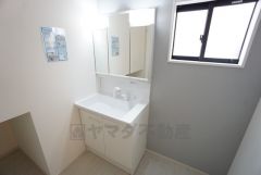 三面鏡裏収納付き洗面化粧台です＾＾ 歯磨きセットやスキンケア用品などの収納に便利ですね。