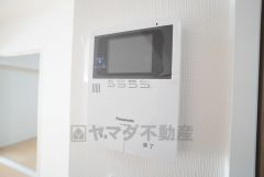 防犯はもちろん、セールスマン対策にもなるモニター付きインターホンです。お子さん1人での留守番時にも活躍しそうです。