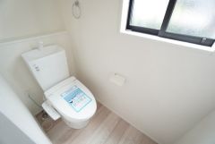 1階2階の2ヶ所にトイレがありますので、忙しい朝にも家族に気を使わず、ゆとりが生まれますね＾＾ 小窓付きで換気する時に便利です＾＾