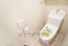 ウォシュレット、暖房便座、節電・節水機能など、使い勝手のよい高機能トイレです。上部にはトイレットペーパーの予備などを収納できる棚が付いています。