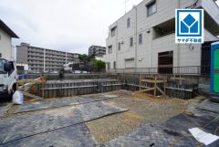小学校まで徒歩4分、中学校まで徒歩7分。お子様の通学も安心の距離です＾＾