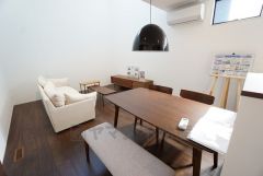吹抜けからも窓からも光が差し込む明るいダイニングです＾＾