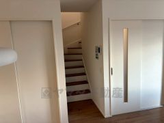 お子様も高齢の方も安心して上り下りができる手摺がついた安心設計の階段です＾＾