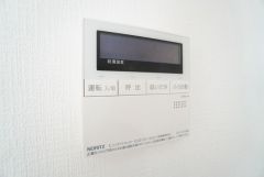 キッチン横からお湯張り、追い炊き、足し湯がボタン一つで楽々操作できる給湯機リモコンです。忙しい夕飯準備の時間帯に重宝しますね。