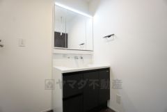 三面鏡裏収納付き洗面化粧台です＾＾ 歯磨きセットやスキンケア用品などの収納に便利ですね。