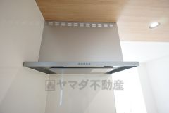 コンロ上には換気扇完備＾＾すぐ横に小窓が設けられているので、換気扇と合わせてWで換気できます＾＾