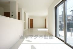 大きな掃き出し窓のあるリビングは、陽光あふれる明るい空間です。ゆったりと寛げる憩いの場となりそうです。