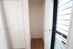 キッチン横にはパントリー付き。長期保存ができるもの、調理器具、防災グッズを入れておくのもいいですね。