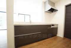 対面式キッチンなのでリビングにいるご家族とコミュニケーションを取りながら洗い物や、お料理が楽しめそうですね＾＾