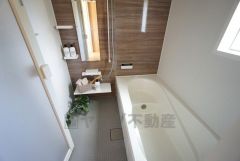 1日の疲れを癒すバスルーム。追い焚き機能つきなのでお風呂に入る時間がバラバラでも安心ですね。