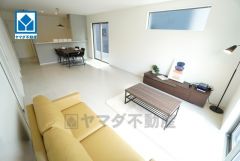 LDK20.2帖。家族が集まる開放的なリビング。思い思いの時間を過ごしたり食事をしたり、素敵な団らんの場になりますね＾＾