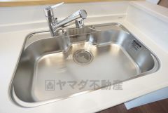 大きなお鍋も楽々洗える幅の広いシンクです＾＾ステンレスシンクなので簡単にお掃除できますよ。洗剤やスポンジもすっきりできる収納付き。