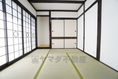 リビング隣には、ホッとできる和室を用意。客間としてはもちろん、お子様のお昼寝スペースや書斎としても活躍してくれそうです＾＾