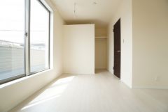 主寝室としてお使いいただけそうなこちらのお部屋は、日当たりが良く、爽やかな風を感じて起きる朝は、快適生活の始まりに。