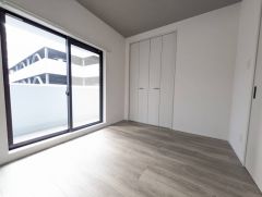 主寝室としてお使いいただけそうなこちらのお部屋は、日当たりが良く、爽やかな風を感じて起きる朝は、快適生活の始まりに。