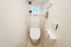 1階2階の2ヶ所にトイレがありますので、忙しい朝にも家族に気を使わず、ゆとりが生まれますね＾＾ 小窓付きで換気する時に便利です＾＾
