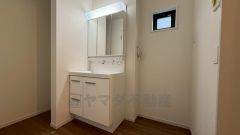 三面鏡裏収納付き洗面化粧台です＾＾ 歯磨きセットやスキンケア用品などの収納に便利ですね。 生活感も隠すことができ、来客時にも安心です＾＾