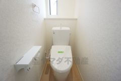 1階2階の2ヶ所にトイレがありますので、忙しい朝にも家族に気を使わず、ゆとりが生まれますね＾＾ 小窓付きで換気する時に便利です＾＾