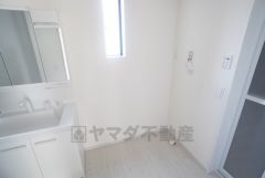 ランドリースペース上部には窓も付いており換気に便利です＾＾