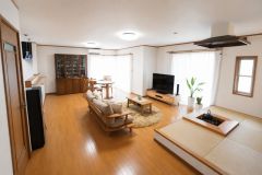 室内の家具等は消去加工（またはCG処理）をしています。家族が集まる開放的なリビング。思い思いの時間を過ごしたり、家族みんなで食事をしたり、素敵な団らんの場になりますね＾＾