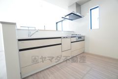 対面式キッチンなのでリビングにいるご家族とコミュニケーションを取りながら洗い物や、お料理が楽しめそうですね＾＾