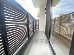 バルコニーは2階と3階に設けられています。