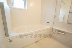 1日の疲れを癒すくつろぎのバスルーム。足を伸ばしてもゆったりと入れるサイズです。お子様と一緒にお風呂に入っても狭くないですね＾＾