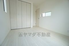 白を基調とした開放感あふれるルームデザインです＾＾広めのクローゼットもあり荷物もすっきり片付けられ、ゆとりのある暮らしが出来ます＾＾