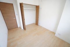 6.3帖。主寝室としてお使いいただけそうなこちらのお部屋は、日当たりが良く、爽やかな風を感じて起きる朝は、快適生活の始まりに。 