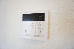 キッチン横に給湯器リモコンを設置していますので、忙しい時間帯でもスイッチ一つでお風呂の用意ができますよ＾＾
