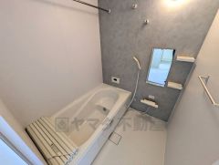 1日の疲れを癒すくつろぎのバスルーム。足を伸ばしてもゆったりと入れるサイズです。お子様と一緒にお風呂に入っても狭くないですね＾＾