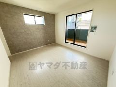 7帖。主寝室としてお使いいただけそうなこちらのお部屋は、日当たりが良く、爽やかな風を感じて起きる朝は、快適生活の始まりに。 