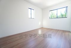 2面採光を確保した明るい室内は、風通しも良く、大変居心地の良い空間となっております。日当たりがよく、子供部屋としての利用もおすすめ。